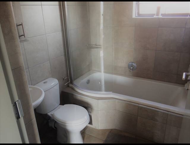 2 BEDROOM APARTMENT BLOCK TO LET IN MOOIKLOOF
